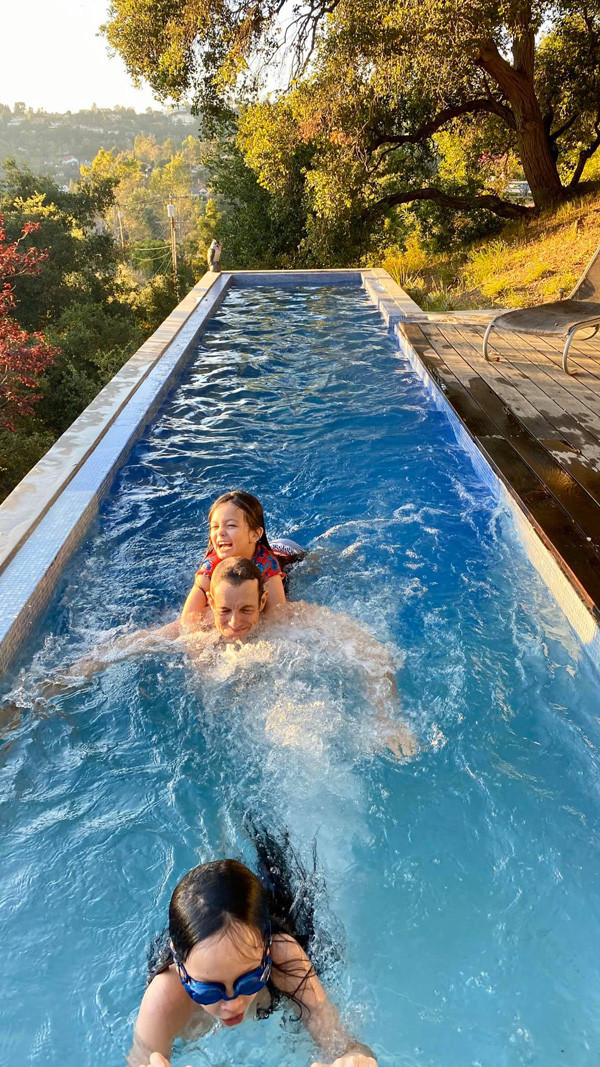 Mới đây, Hồng Nhung cũng bất ngờ để lộ hình ảnh về bạn trai ngoại quốc. Chị đang tận hưởng cuộc sống trong tình yêu...