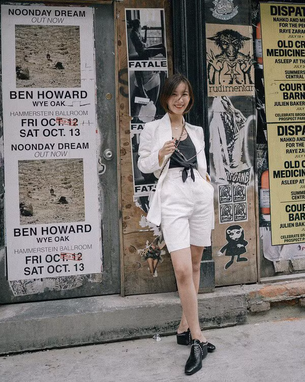 Nàng nên lưu ý chọn những mẫu quần short lửng không quá ngắn để bảo toàn phong cách.