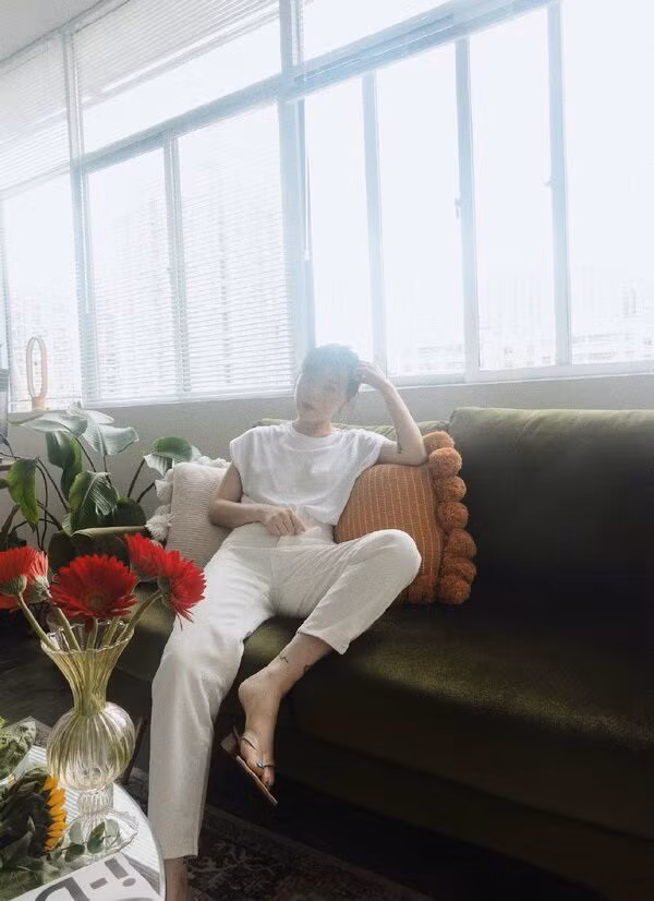 Kiểu áo này còn giúp che đi phần nào nhược điểm bắp tay kém thon của nàng.