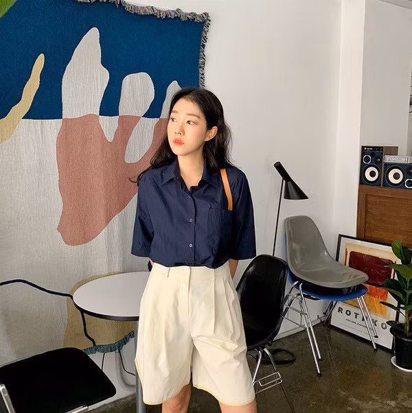 Áo sơ mi và quần lửng ống rộng là bộ đôi phù hợp với nàng ưa thích vẻ cá tính pha chút cổ điển.