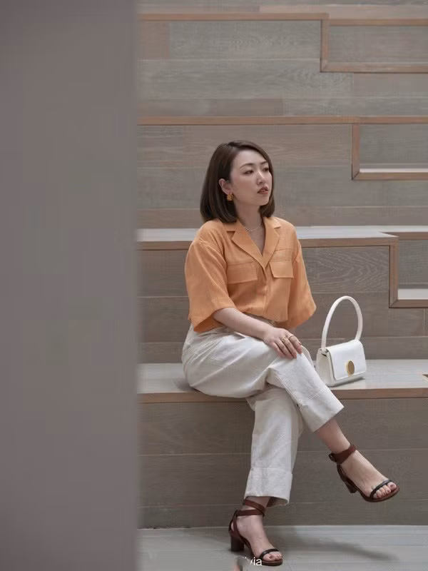 Thiết kế áo cộc tay phóng khoáng cùng cổ bẻ chỉn chu sẽ giúp bảo toàn, nâng tầm phong cách đi làm của nàng.