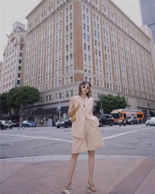 Ngoài áo blazer thông thường, các mẫu áo blazer sát nách thế này cũng là gợi ý không tồi cho nàng.