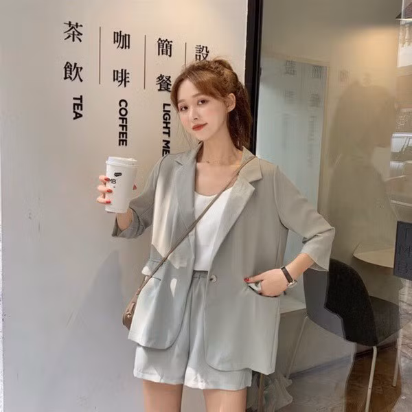 Set áo blazer và quần short lửng ton sur ton là gợi ý tiếp theo cho nàng công sở.
