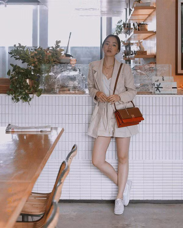 Một set áo blazer và quần short lửng chất đũi sẽ đem tới cho nàng cảm giác mát mẻ, dễ chịu nhất.
