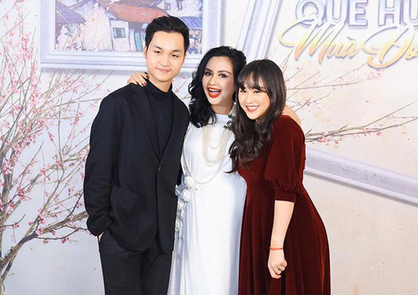 Thiện Thanh chụp hình cùng mẹ và em trai Đăng Quang.