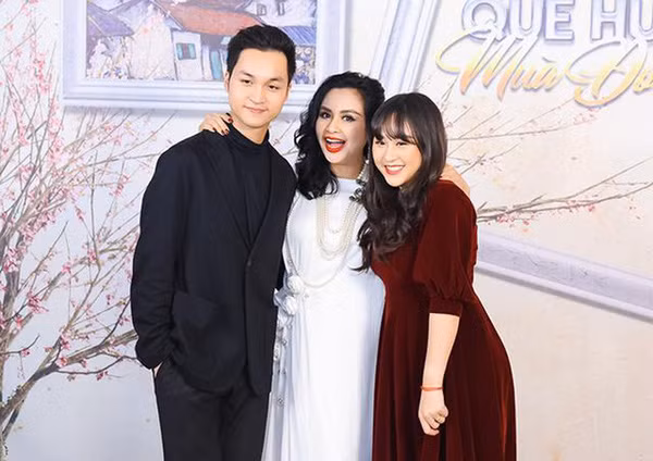 Thiện Thanh chụp hình cùng mẹ và em trai Đăng Quang.