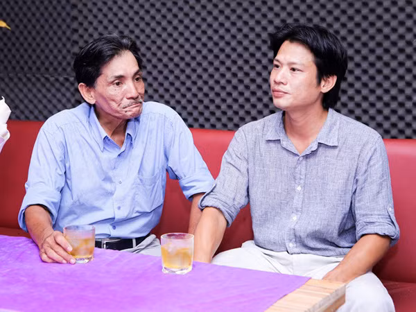 Con trai nghệ sĩ Thương Tín: Ca sĩ phòng trà luôn ở bên ủng hộ ba dù cả xã hội quay lưng với ba - Ảnh 2.