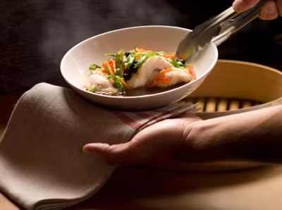 Lót loại củ này dưới cùng khi hấp, cá gắp ra săn chắc, không rụng đầu, không bị vỡ nát - Ảnh 2.