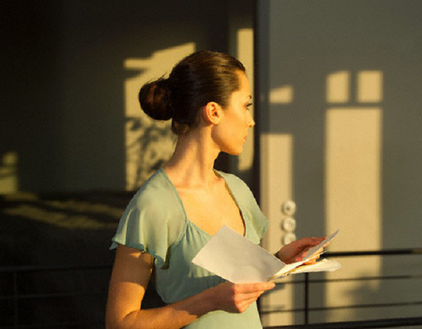 Ngày tái hôn vợ cũ gửi 1 bức thư, 2 tháng sau mở ra anh khụy xuống ảnh 1 Ngày tái hôn vợ cũ gửi 1 bức thư, 2 tháng sau mở ra anh khụy xuống ảnh 1