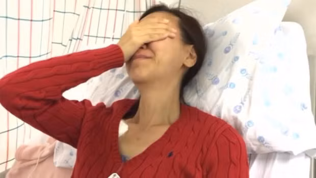 Dù muốn xuất hiện trước mặt khán giả lần cuối với gương mặt xinh đẹp hơn nhưng bệnh tật đã vắt kiệt sức của cô, điều khiến Chan không thể làm gì hơn được.