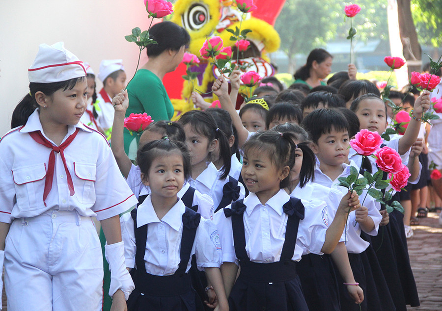 Học sinh lớp 1 tại TPHCM được chào đón trong ngày đầu tiên tới trường