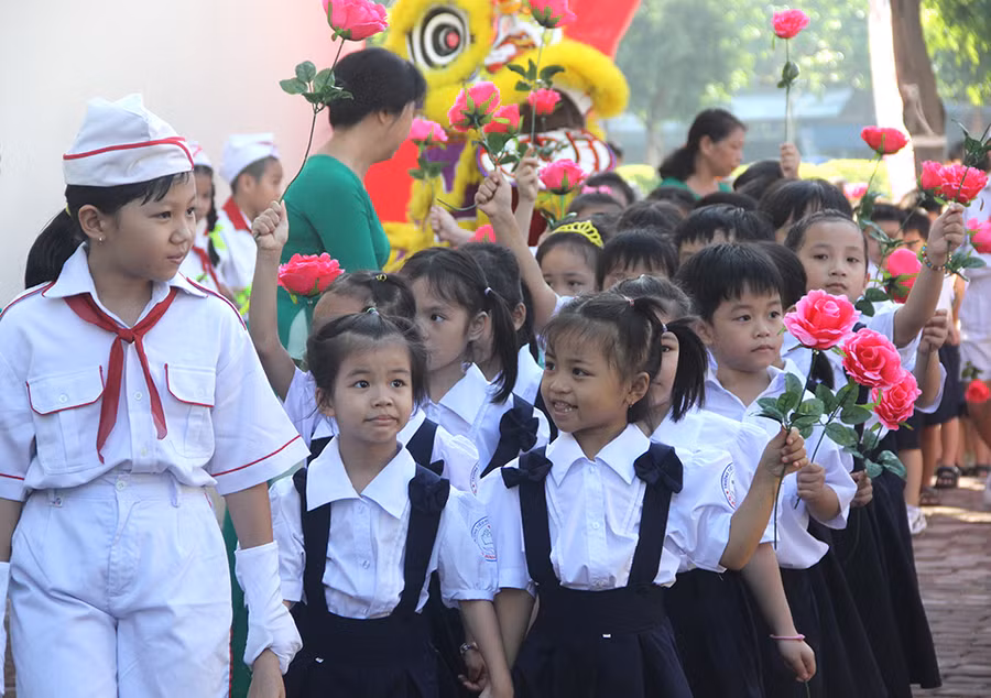 Học sinh lớp 1 tại TPHCM được chào đón trong ngày đầu tiên tới trường