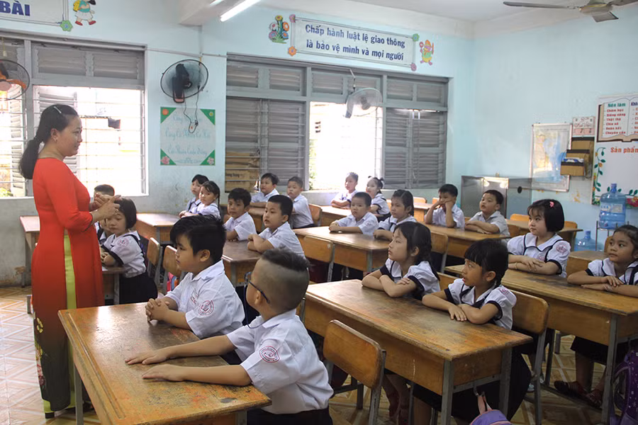 Giáo viên Trường TH Nguyễn Trọng Tuyển, Q. Bình Thạnh trao đổi với học sinh lớp 1 trong ngày tựu trường