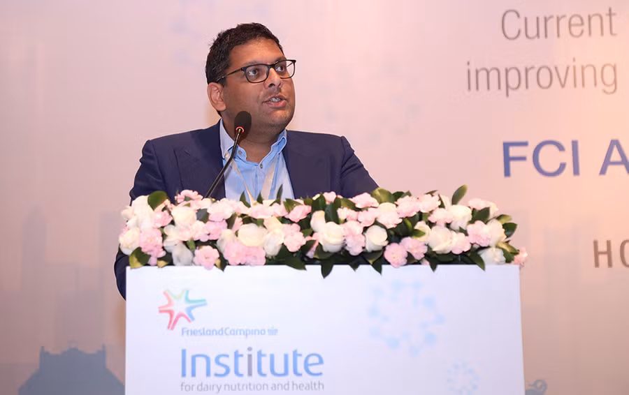 Giáo sư Vincent nêu lên tầm quan trọng của đạm trong quá trình phát triển của trẻ nhỏ