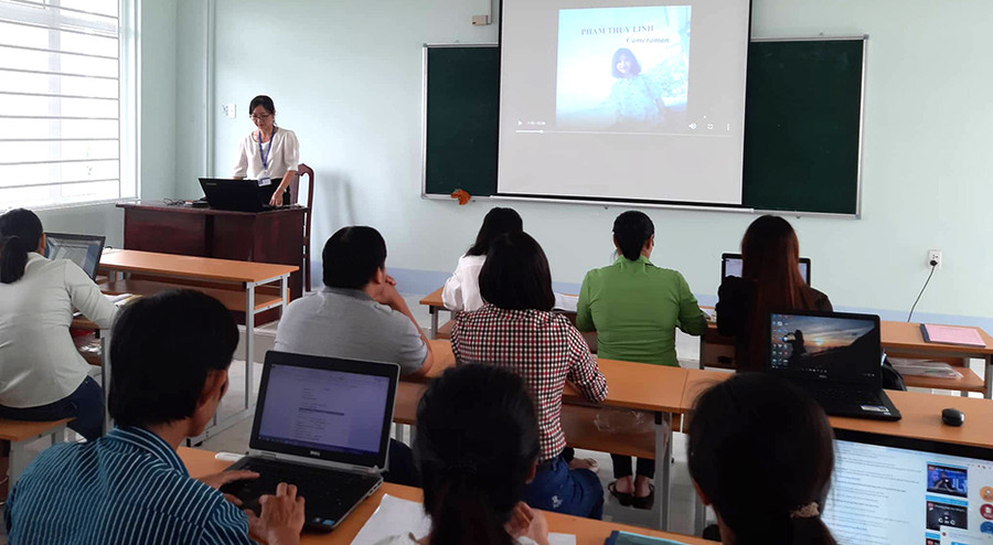 Cô Hồ Bích Như ứng dụng Schoology dạy tiếng Anh trên lớp học Cô Hồ Bích Như ứng dụng Schoology dạy tiếng Anh trên lớp học