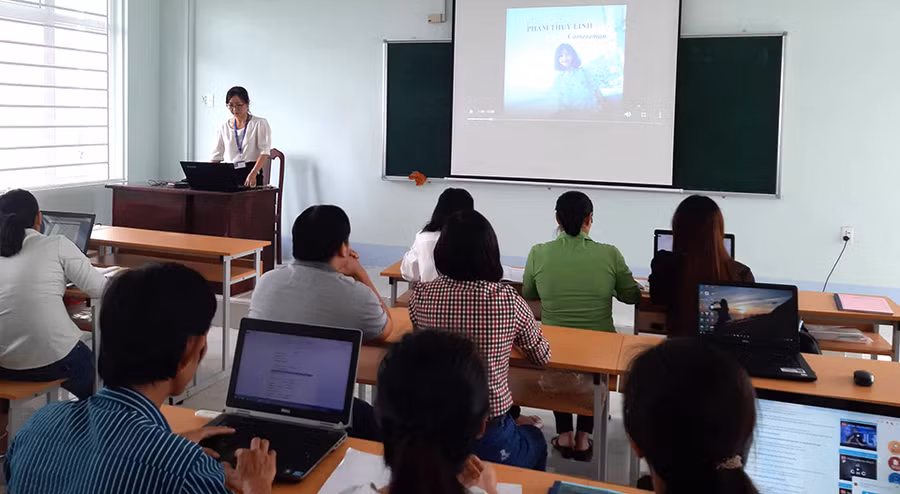 Cô Hồ Bích Như ứng dụng Schoology dạy tiếng Anh trên lớp học