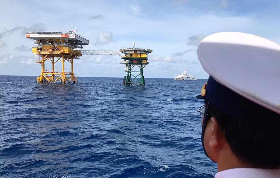 Nhà giàn DK1 nhìn từ tàu kiểm ngư
