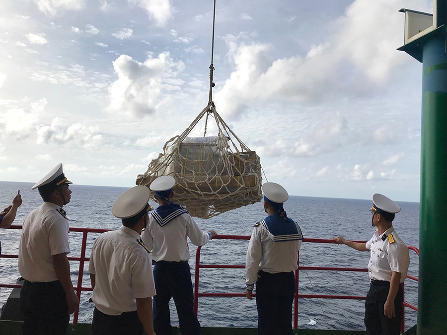 Các cán bộ nhà giàn nhận quà từ đất liền gửi ra Các cán bộ nhà giàn nhận quà từ đất liền gửi ra