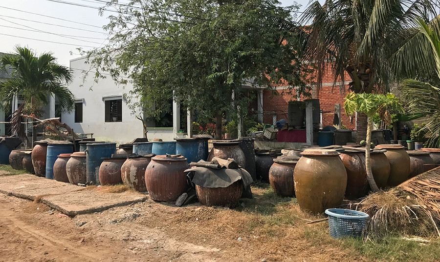 Những chiếc lu làm mắm của ngư dân