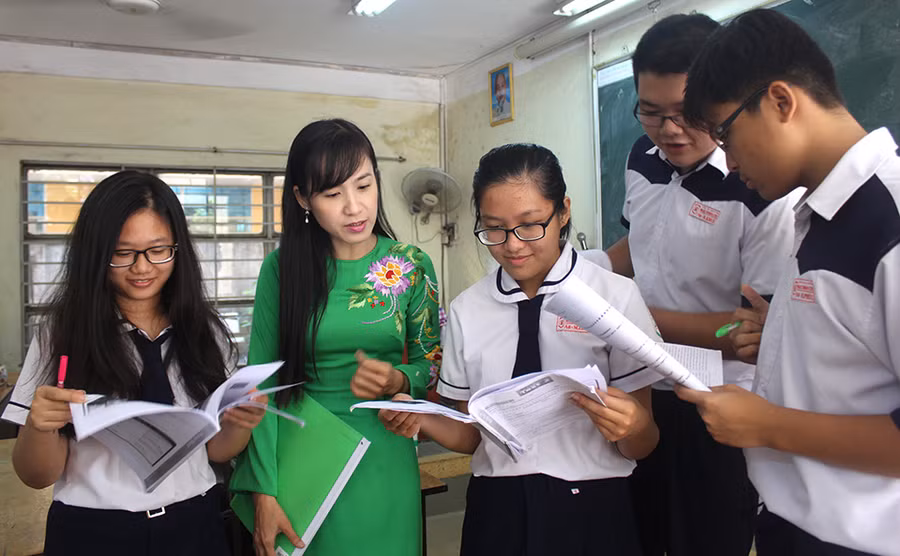 Cô và trò Trường THPT Mạc Đĩnh Chi (quận 6) trong một tiết tiếng Anh