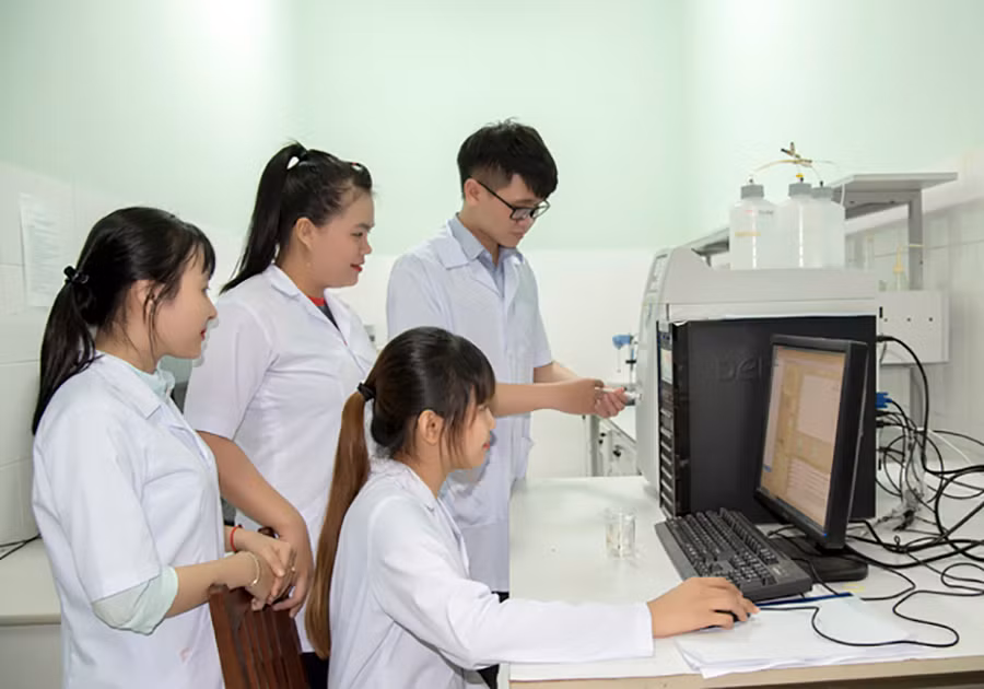 SV Trường ĐH Đồng Tháp trong giờ thực hành