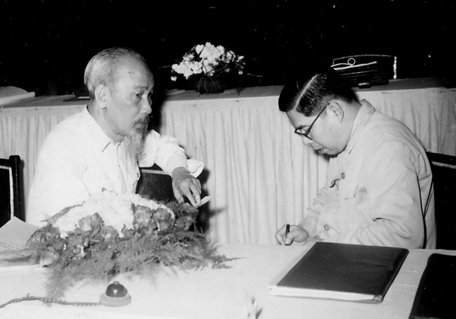 Chủ tịch Hồ Chí Minh với GS.VS Trần Đại Nghĩa (Hà Nội, 1960) Chủ tịch Hồ Chí Minh với GS.VS Trần Đại Nghĩa (Hà Nội, 1960)