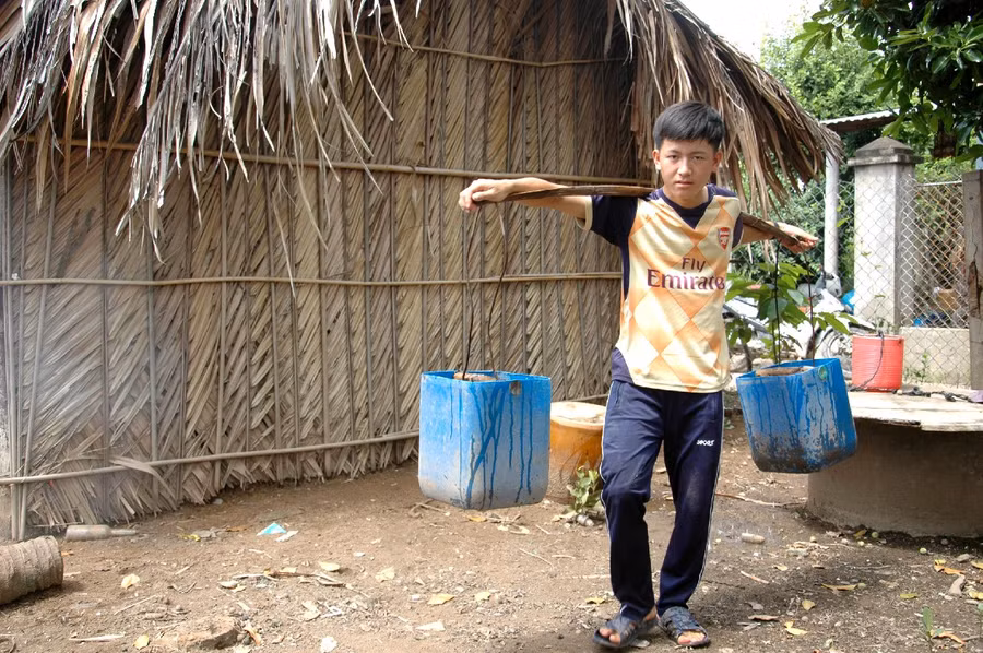 Hàng ngày Nguyễn Văn Hoàng gánh nhờ nước giếng về cho gia đình sinh hoạt