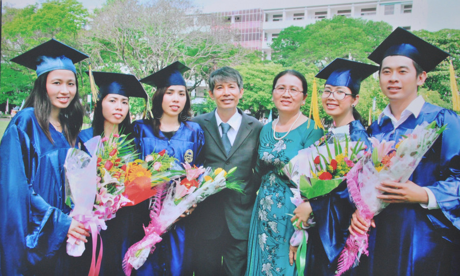 Con cháu dòng họ Đỗ, thị trấn Sa Rài, huyện Tân Hồng, Đồng Tháp trong niềm vui ngày tốt nghiệp ĐH