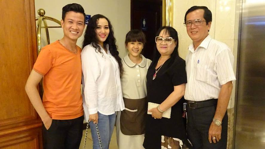 Nhà giáo Nhứt Dũng - Kim Loan cùng các học trò