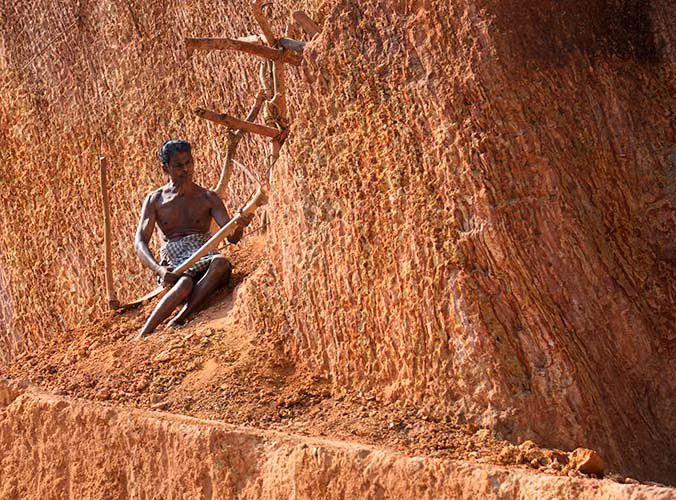 Phá núi với các công cụ thô sơ