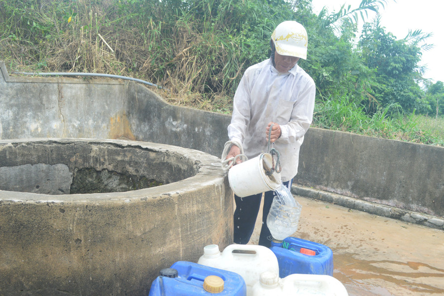 Giếng Vua trở thành nơi mưu sinh của người nghèo Giếng Vua trở thành nơi mưu sinh của người nghèo