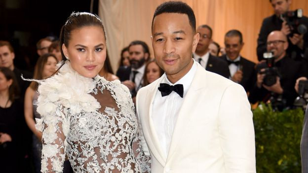 Chrissy Tiegen và John Legend Chrissy Tiegen và John Legend