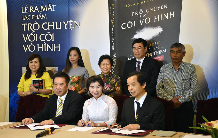 Ra mắt cuốn sách Trò chuyện với cõi vô hình của nhà ngoại cảm Hoàng Thị Thiêm do nhà văn Việt Hà chấp bút Ra mắt cuốn sách Trò chuyện với cõi vô hình của nhà ngoại cảm Hoàng Thị Thiêm do nhà văn Việt Hà chấp bút