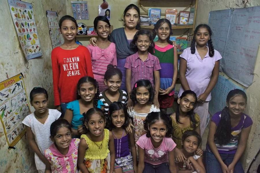 Các bé gái ở khu ổ chuột biết chữ nhờ Aarti Naik