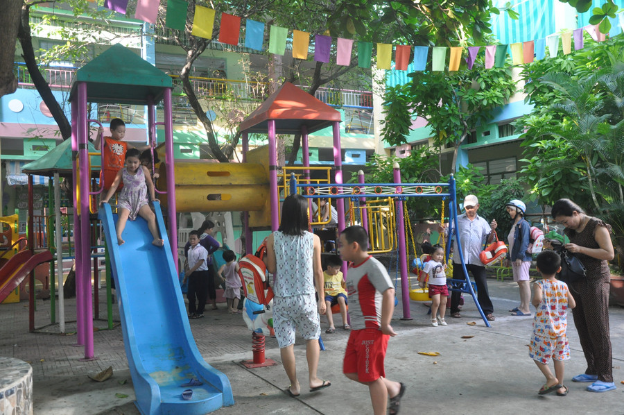 Khu vui chơi ở điểm trường chính của một trường mầm non