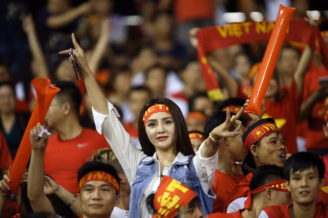 Vi Nhạn Ngọc tham gia cổ vũ cho đội tuyển bóng đá Việt Nam tại SEA Games 29