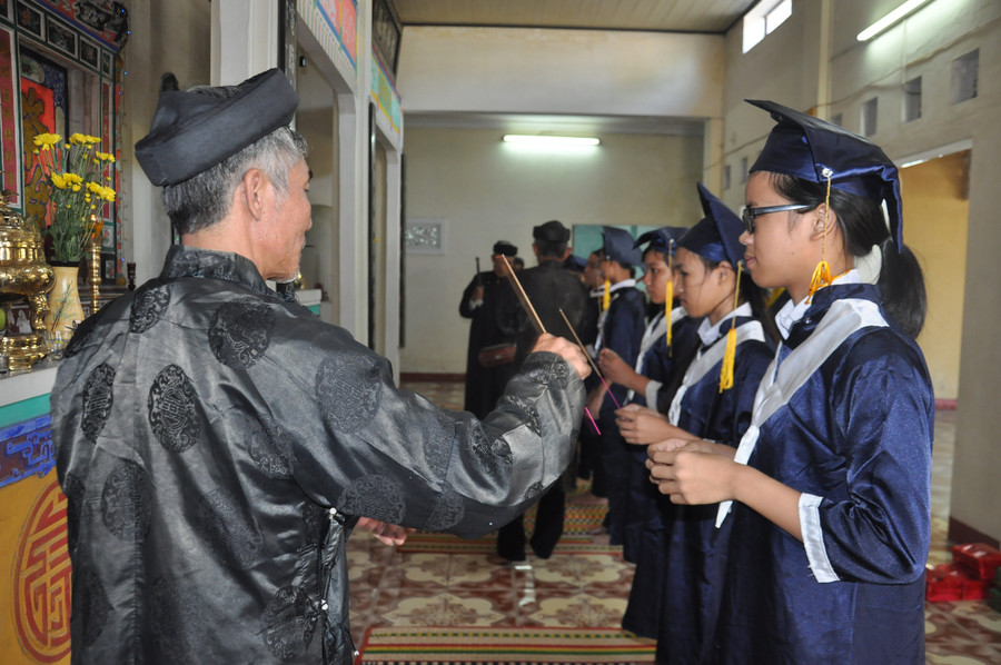 Dòng họ Nguyễn Hữu tổ chức trao thưởng, vinh danh con cháu học giỏi nơi đình làng