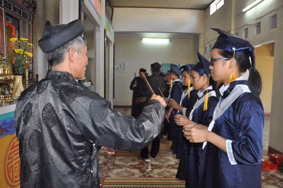 Dòng họ Nguyễn Hữu tổ chức trao thưởng, vinh danh con cháu học giỏi nơi đình làng Dòng họ Nguyễn Hữu tổ chức trao thưởng, vinh danh con cháu học giỏi nơi đình làng