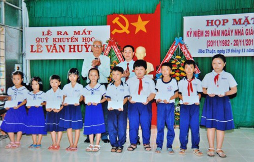 HS nghèo Trường TH Hòa Thuận, TP Cao Lãnh, Đồng Tháp nhận học bổng từ Quỹ Khuyến học Lê Văn Huỳnh HS nghèo Trường TH Hòa Thuận, TP Cao Lãnh, Đồng Tháp nhận học bổng từ Quỹ Khuyến học Lê Văn Huỳnh