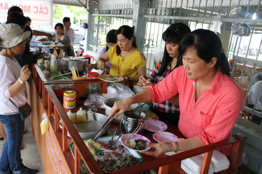 Mỗi thầy cô đảm nhận một gian hàng bánh khác nhau