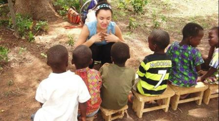 Một nhân viên từ thiện Úc sinh hoạt với các trẻ Campuchia Một nhân viên từ thiện Úc sinh hoạt với các trẻ Campuchia