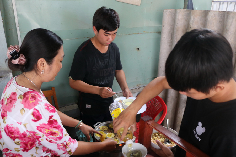 Cô trò cùng làm bánh