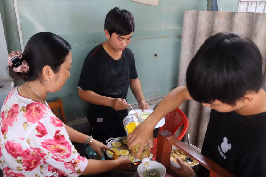 Cô trò cùng làm bánh Cô trò cùng làm bánh