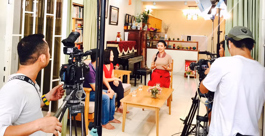 Phong Linh đang thực hiện một cảnh quay chương trình