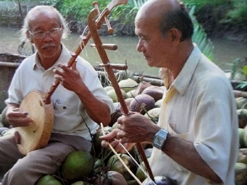 Nhạc sĩ Lê Dân (trái) và nhạc sĩ - nghệ nhân Võ Văn Bá đang so đàn, diễn tấu bằng nhạc cụ làm từ gỗ dừa Nhạc sĩ Lê Dân (trái) và nhạc sĩ - nghệ nhân Võ Văn Bá đang so đàn, diễn tấu bằng nhạc cụ làm từ gỗ dừa