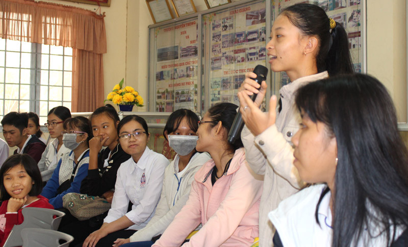 Các thành viên CLB trao đổi về sách