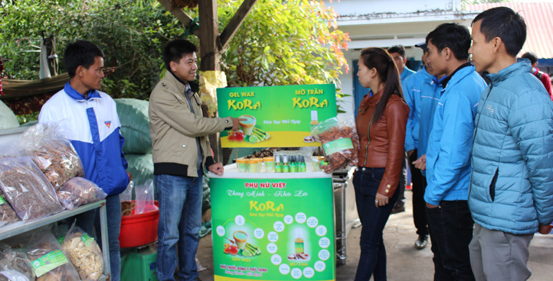 Giới thiệu với các bạn trẻ địa phương về mô hình của mình