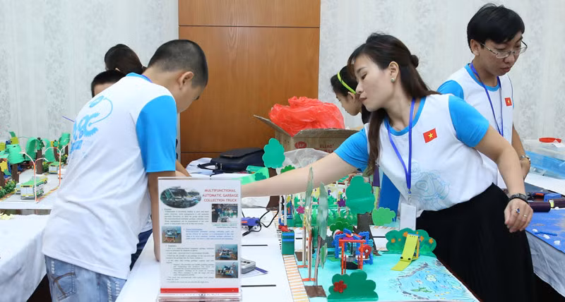 Cô giáo Huyền cùng thực hiện thiết kế robot dọn rác với học sinh tại cuộc thi Tài năng robot IYRC 2018