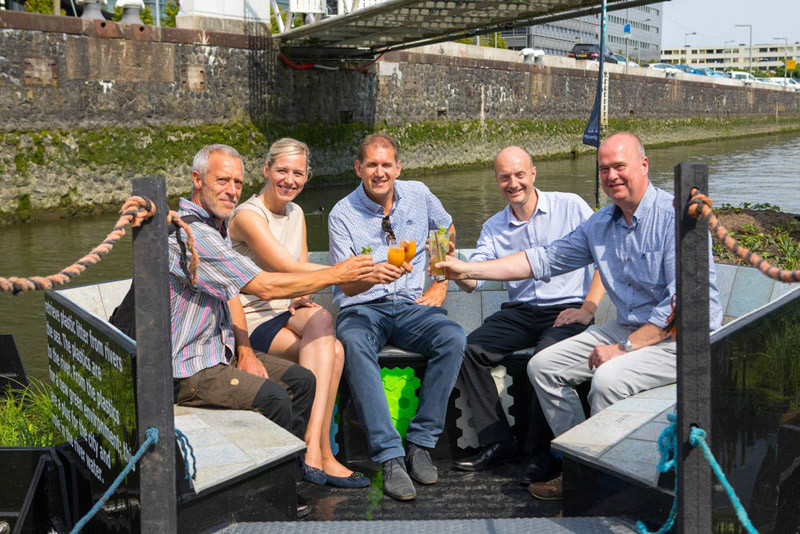 Có những băng ghế để du khách ngồi thư giãn