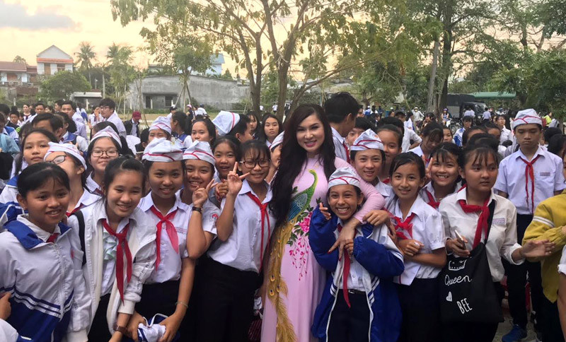 Kavie Trần cùng các HS trong chuyến đi tặng sách từ thiện tại Quảng Bình tháng 4/2018 Kavie Trần cùng các HS trong chuyến đi tặng sách từ thiện tại Quảng Bình tháng 4/2018